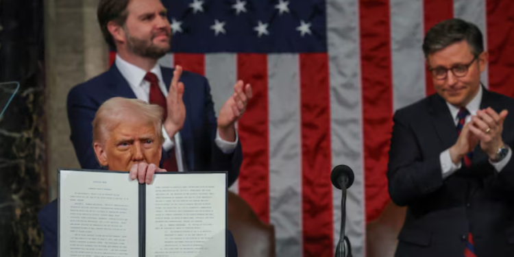 トランプ大統領、施政方針演説で減税延長と関税強化を宣言 – 米経済への影響は?